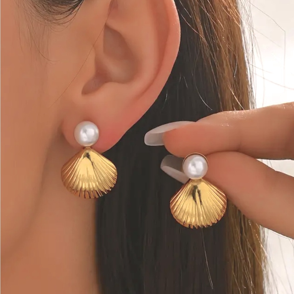 Fashion Jewelry Gold and Pearl Shell Earrings